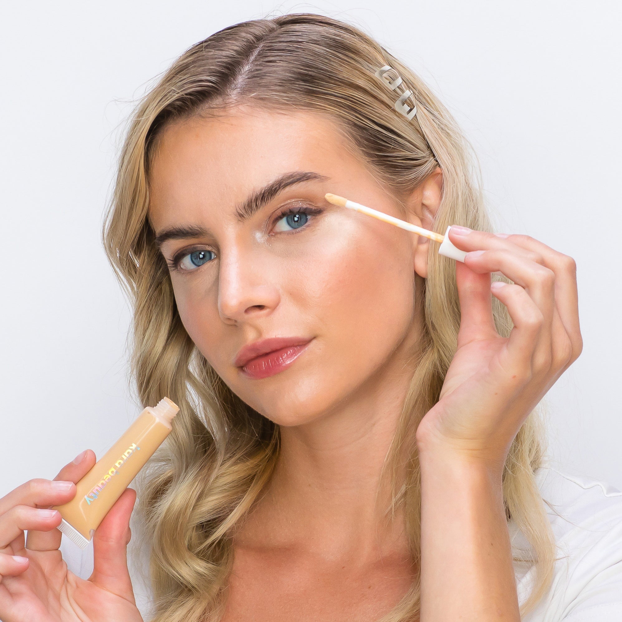 ESSENTIALS Eye Primer - Translucent Light