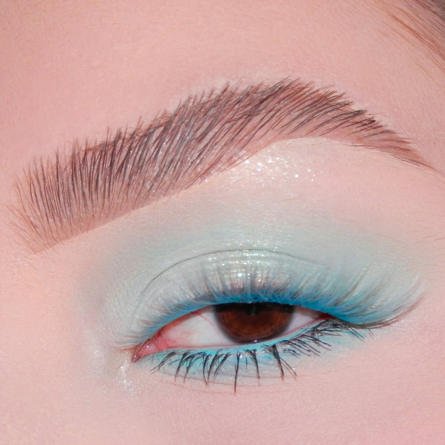 Blue color 3D Faux mink eyelashes on model