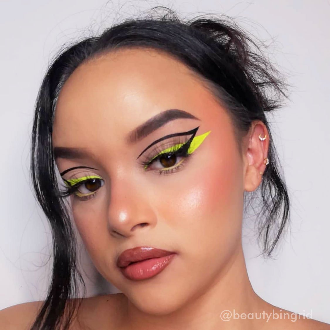 Kara Beauty style EL01 waterproof vegan liquid liner on influencer